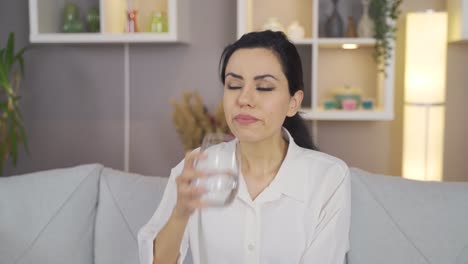 Beautiful-woman-is-smiling-and-drinking-water.