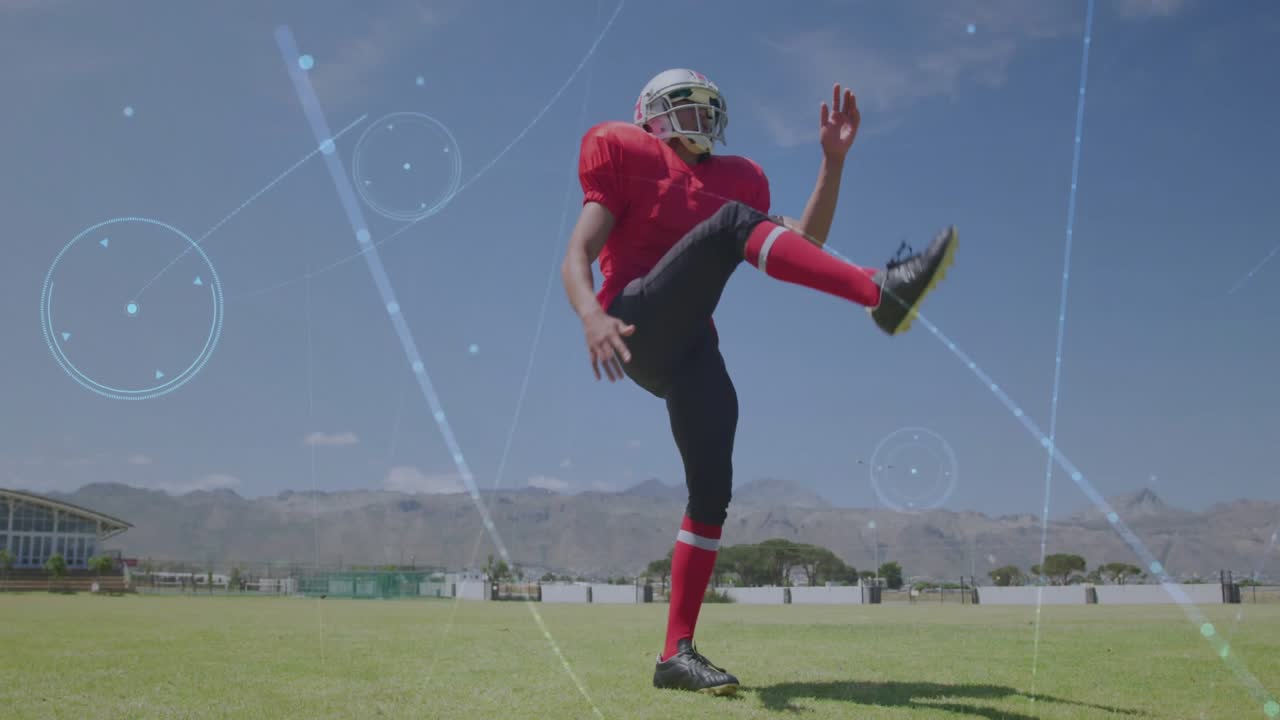 Giocatore di football americano che cambia posizione prima di calciare la palla, mentre le sovrapposizioni di analisi sportive si intensificano