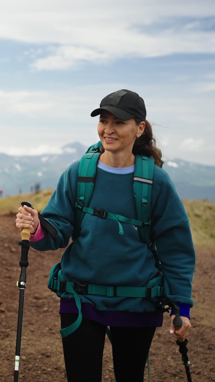 Due donne in escursione con zaini e bastoncini da trekking in montagna