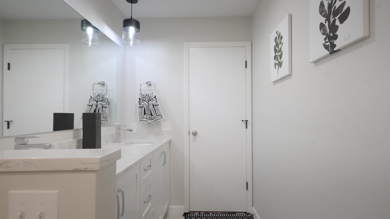 siembra dolly hacia adelante hacia la salida de un baño renovado