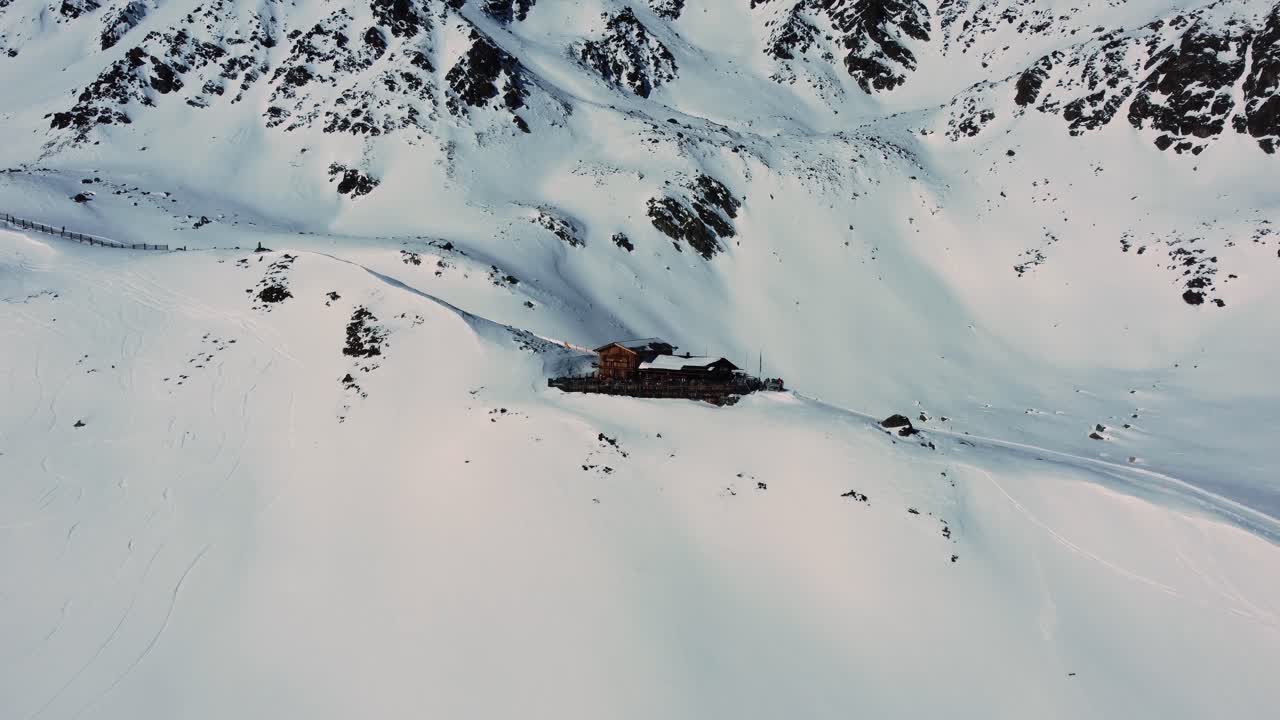 알프스 산맥의 눈 인 산맥에 있는 레스토랑 건물, 알프스의 오두막, 공중