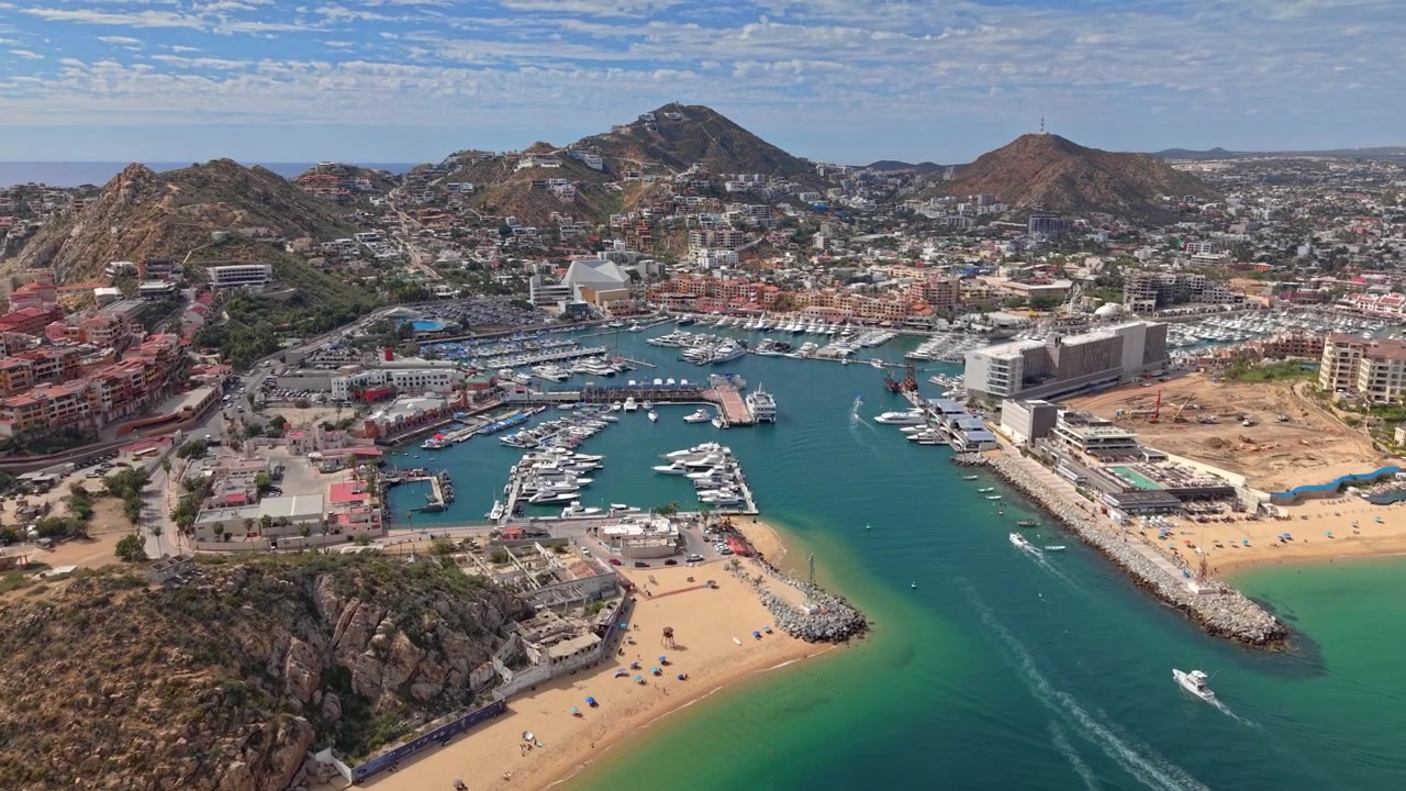 Vista aérea de Cabo San Lucas, com seus arredores montanhosos, resorts de luxo e marinas com iates exclusivos, Baja California, México