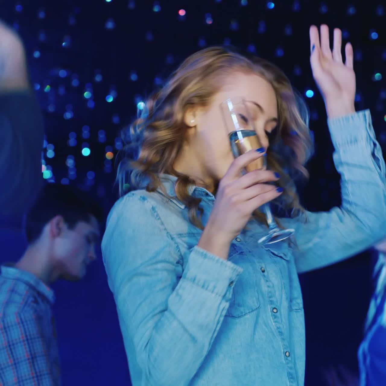 jóvenes bailando en una discoteca