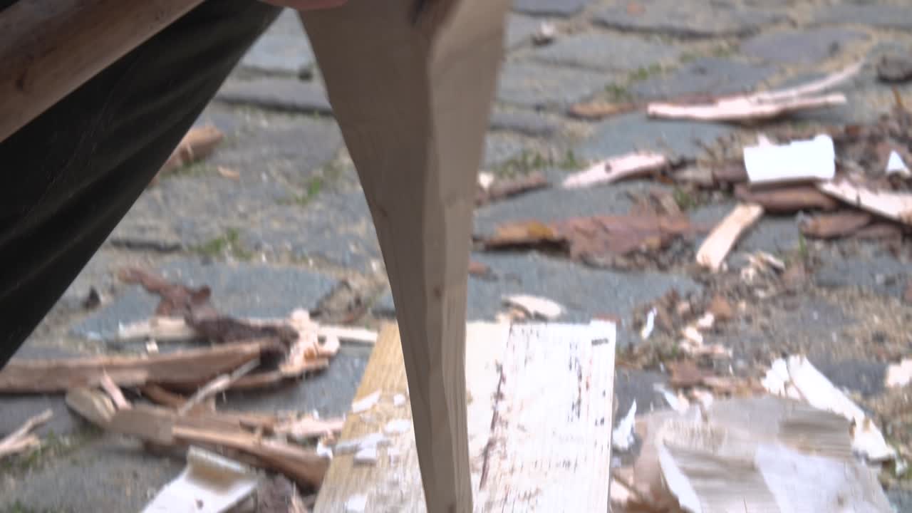 땅에서 나무 조각을 만드는 데 사용되는 손도끼