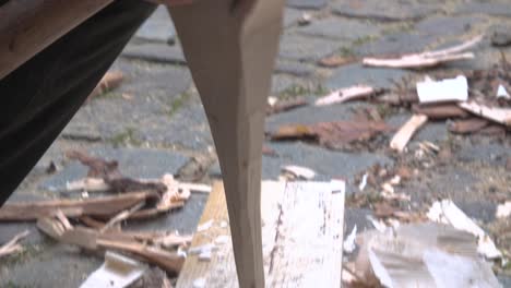 un hacha de mano que se usa para fabricar un trozo de madera afuera en el suelo