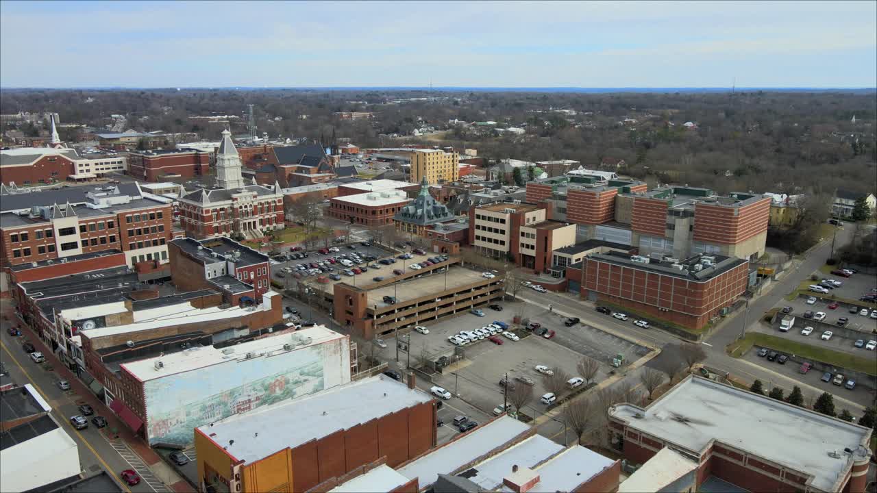 disparo de drone - revelando el departamento de policía del condado de montgomery y el río cumberland en clarksville, tennessee
