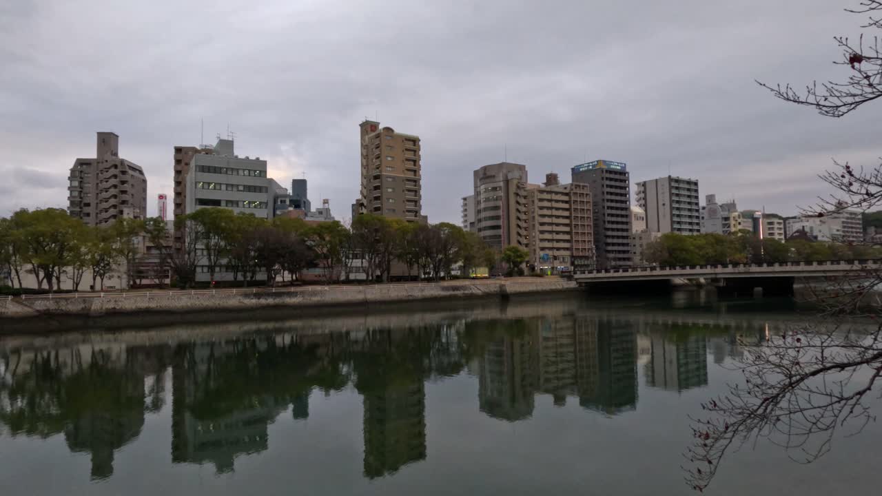 건물과 물 반사와 함께 도시 풍경