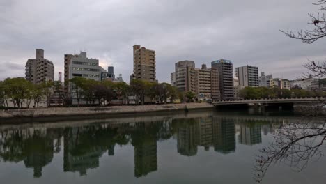 paisaje urbano con edificios y reflejo de agua
