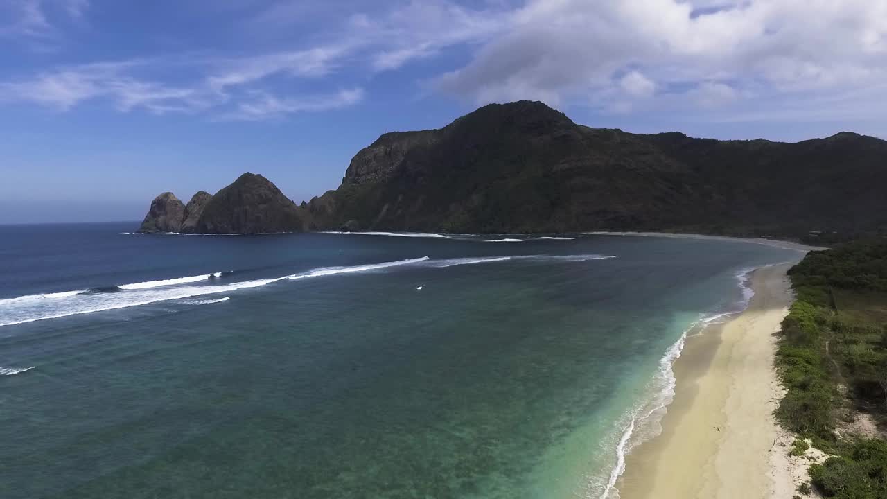 drones vuelan en la costa de la playa de arena de una isla tropical en un área remota del oeste de sumbawa, indonesia