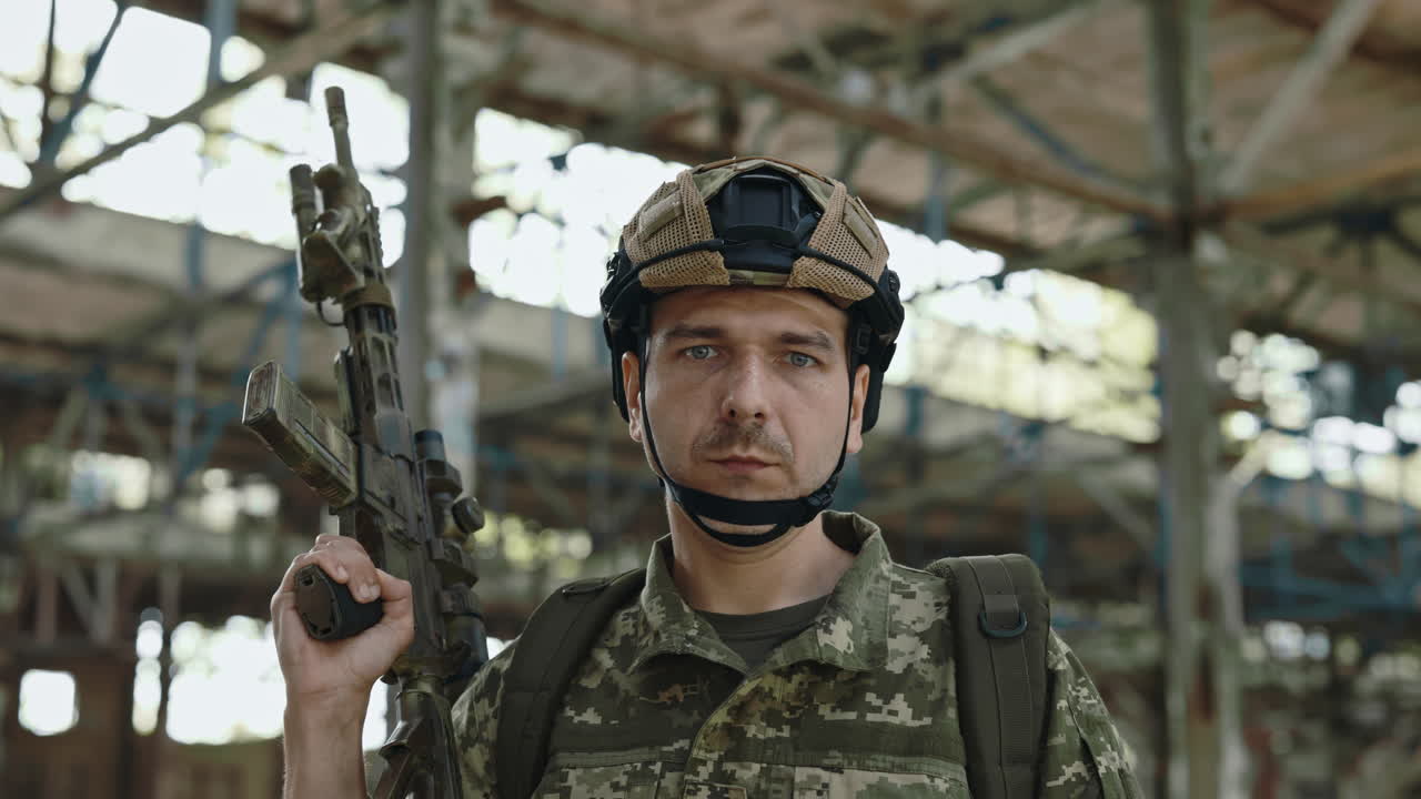 солдат в заброшенном здании.