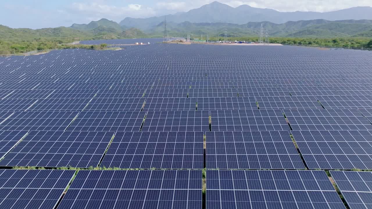 그림 같은 산악 풍경에서 큰 태양 패널 필드, 공중 전진