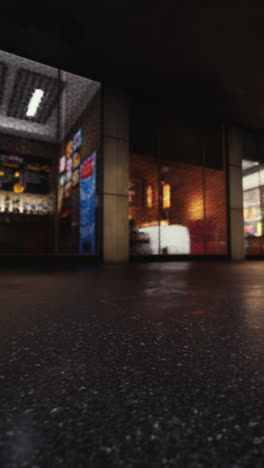 calle vacía con un escaparate por la noche