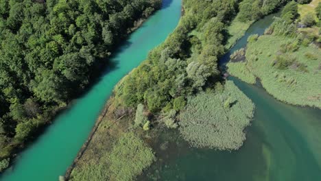 La-Forma-Más-Pura-Del-Planeta-Tierra-Que-Muestra-Un-Río-Vívido-Y-Vibrante-De-Color-Azul-Y-Verde,-Un-Lugar-Exótico-Tropical-Donde-La-Naturaleza-Se-Hizo-Cargo-De-Forma-Natural-Sin-Intervenciones-Humanas.-Una-Colina-Alta-Llena-De-árboles.