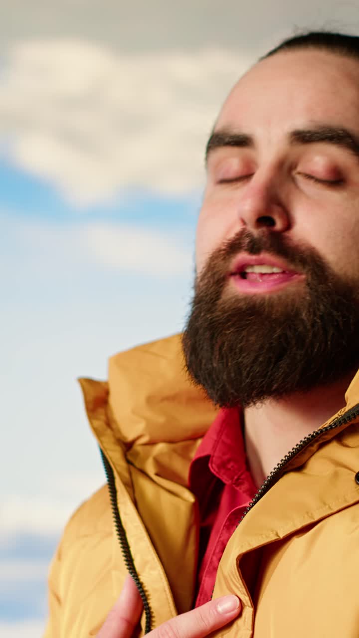 Uomo Barbuto che Fa Vlogging con lo Smartphone Contro il Cielo Blu