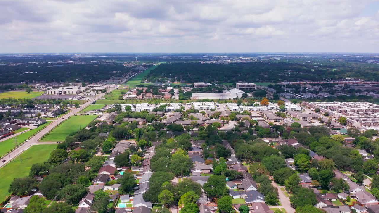 Luftoptagelse af Houston, Texas, Meyerland-kvarteret en sommereftermiddag.