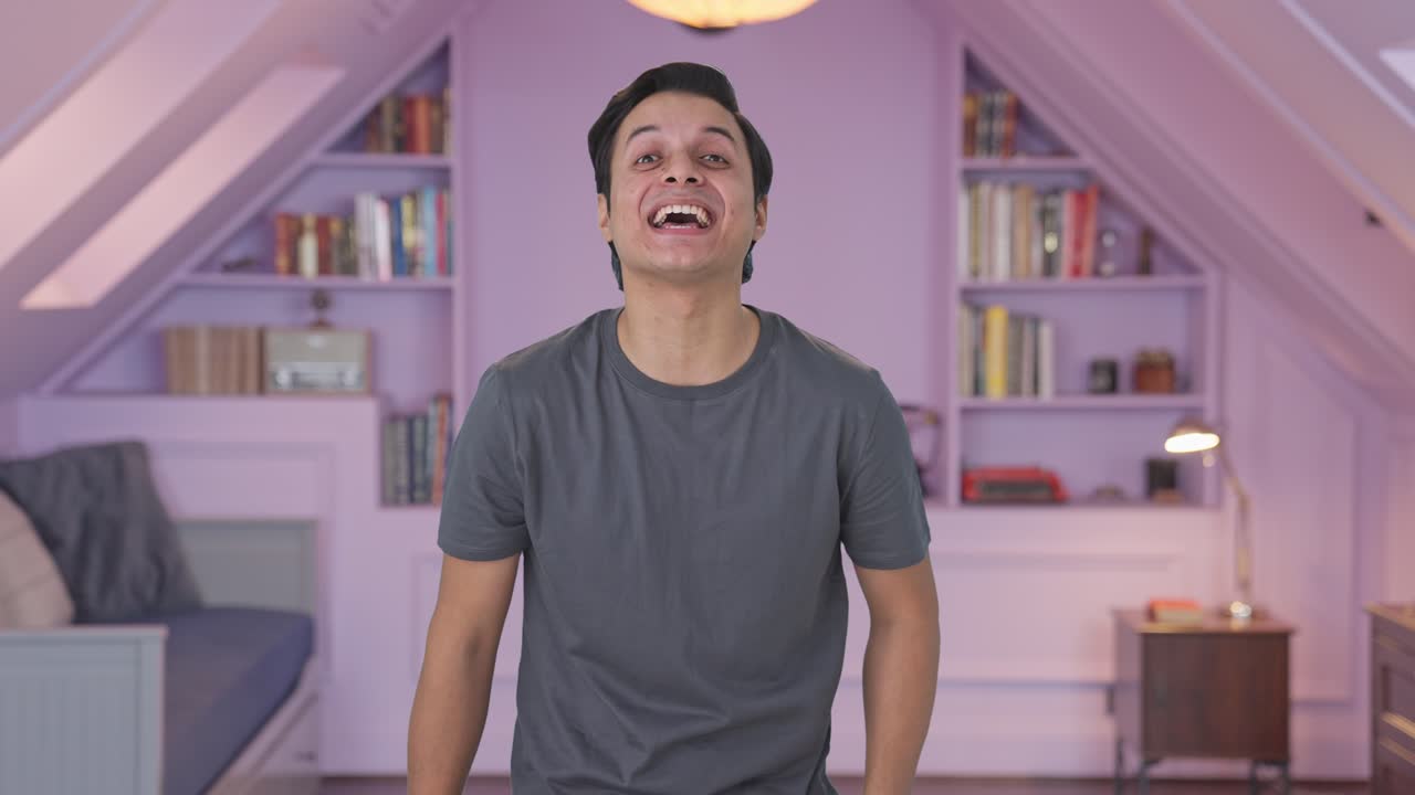 인도인 남자가 누군가에게 웃고 있습니다.