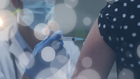 animación de puntos de luz sobre diversos médicos y pacientes vacunando