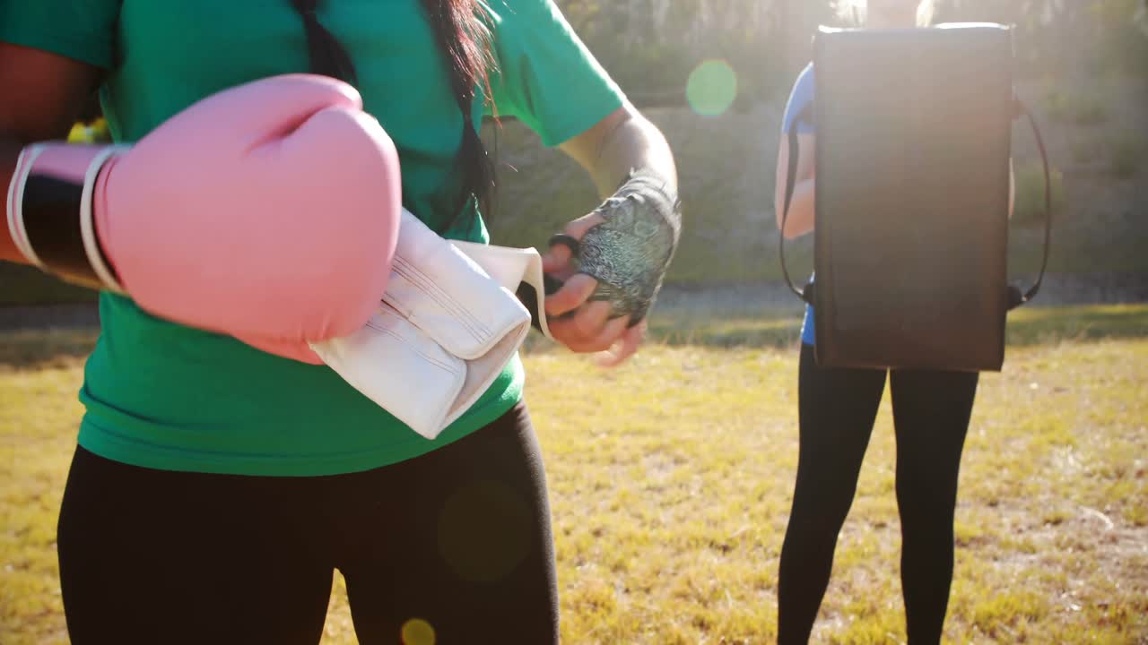 adolescente usando guantes durante una carrera de obstáculos