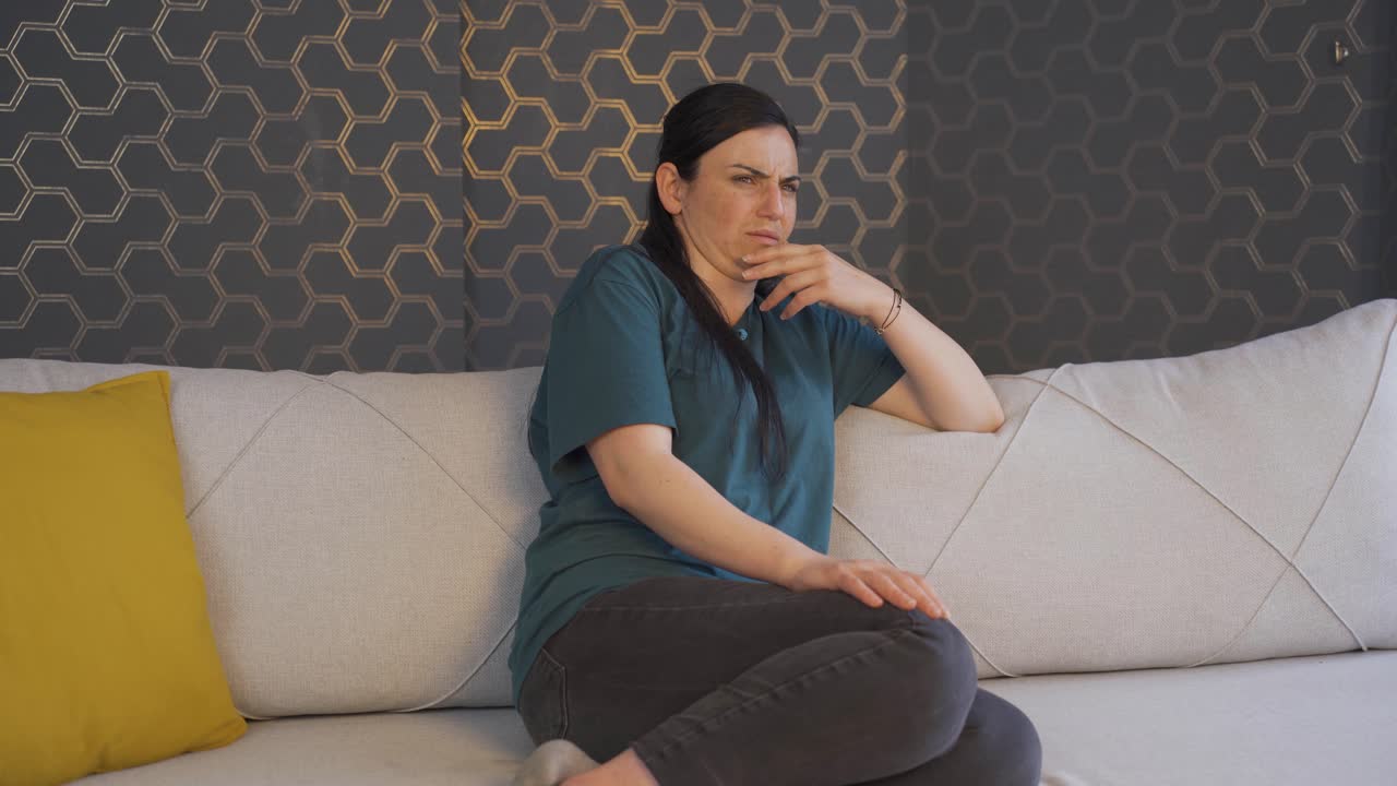 una mujer viendo una película de terror.