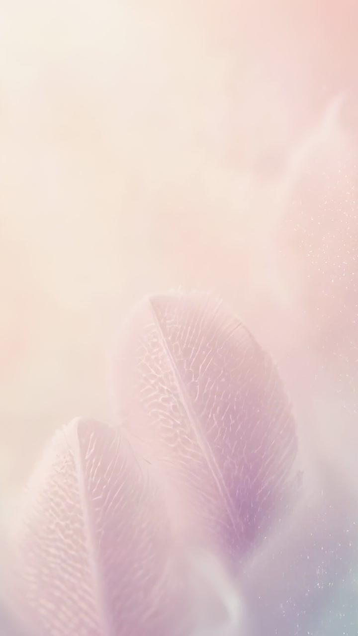 Video verticale: Un paio di foglie che acquisiscono una tinta violetta in macro da studio con nebbia e scintillii.