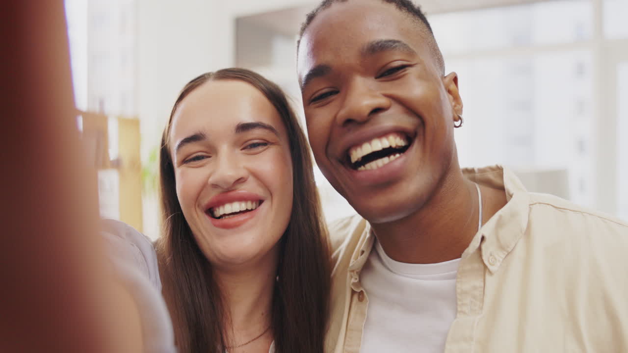 signo de paz, selfie de cara y beso de pareja en casa