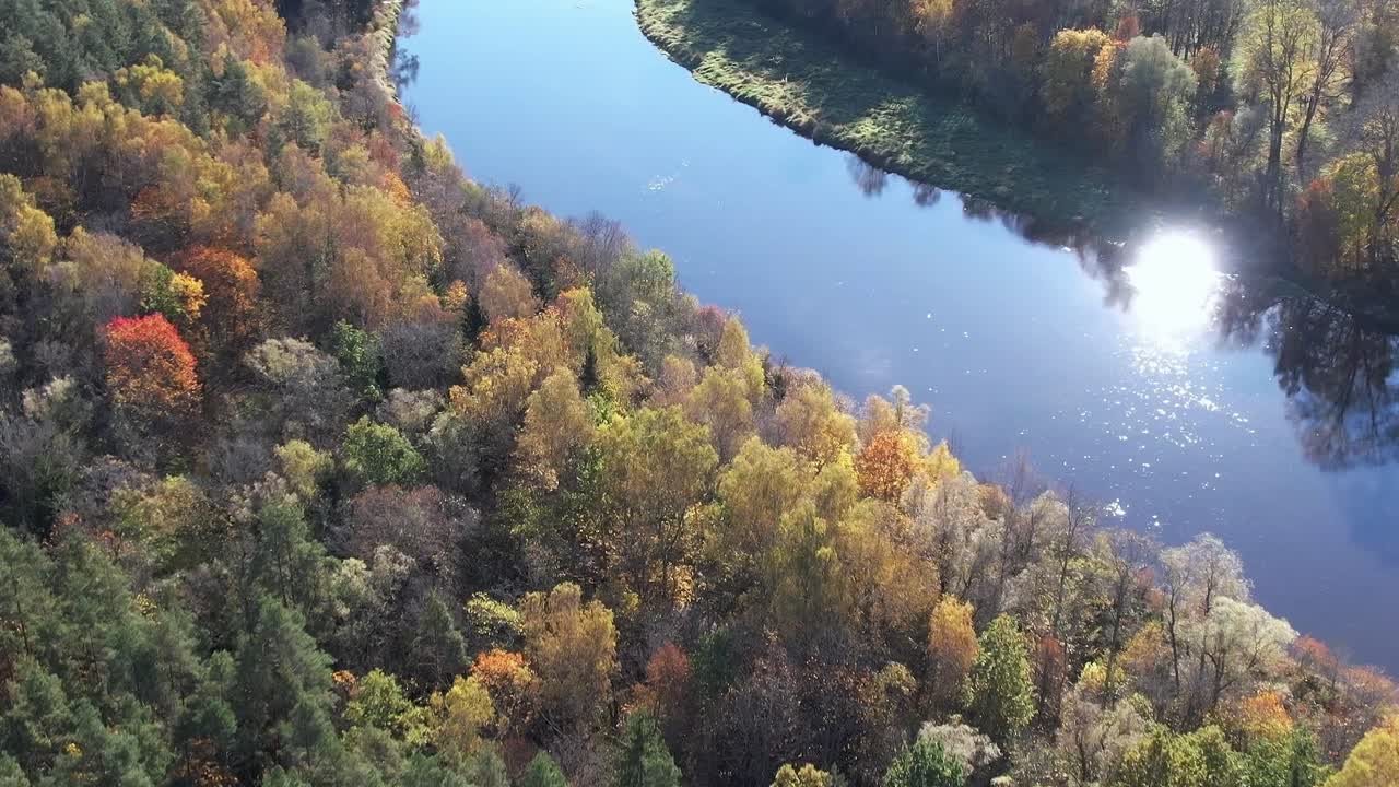 Smuk efterårsudsigt over Sigulda-landskabet i Letland nær en flod