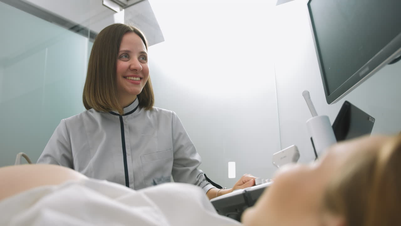 Mulher grávida em consulta de ultrassom