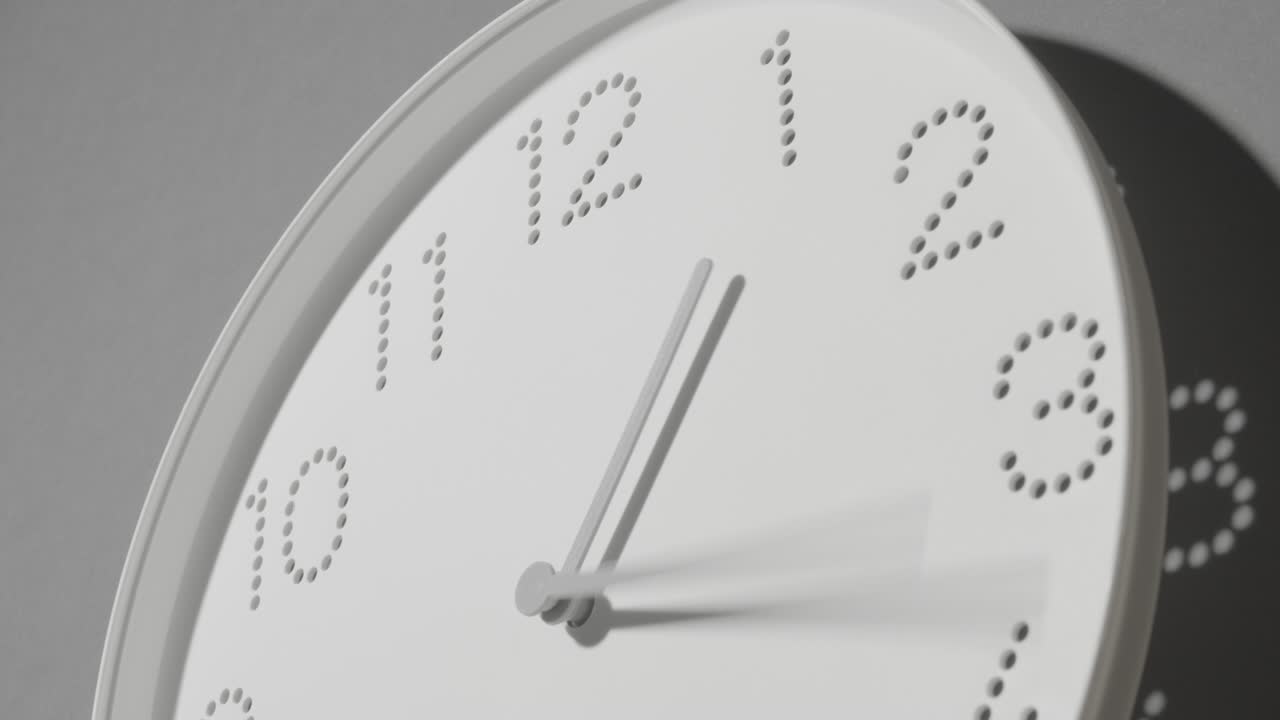 Quadrante di orologio bianco a puntini su parete grigia tutto il giorno
