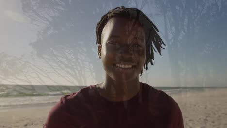 animación de árbol sobre hombre afroamericano sonriendo
