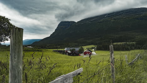 挪威赫姆斯达尔山脉建造的红色谷仓和农舍 - 时间<unk>移拍摄