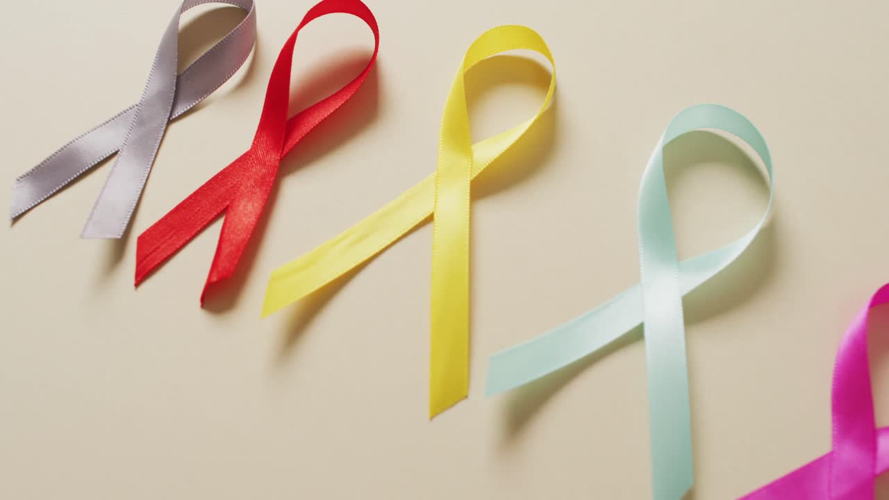 Video di primo piano di nastri per la consapevolezza del cancro su sfondo bianco