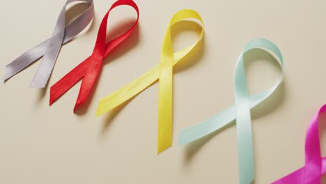 video de un primer plano de cintas de cáncer sobre un fondo blanco