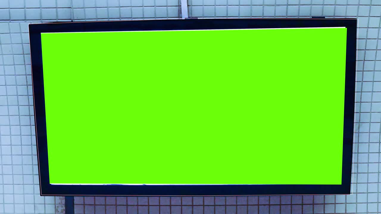 공항 벽에 있는 큰 녹색 화면 광고판. 광면 크로마 키 모 지하철 프레임 광고.