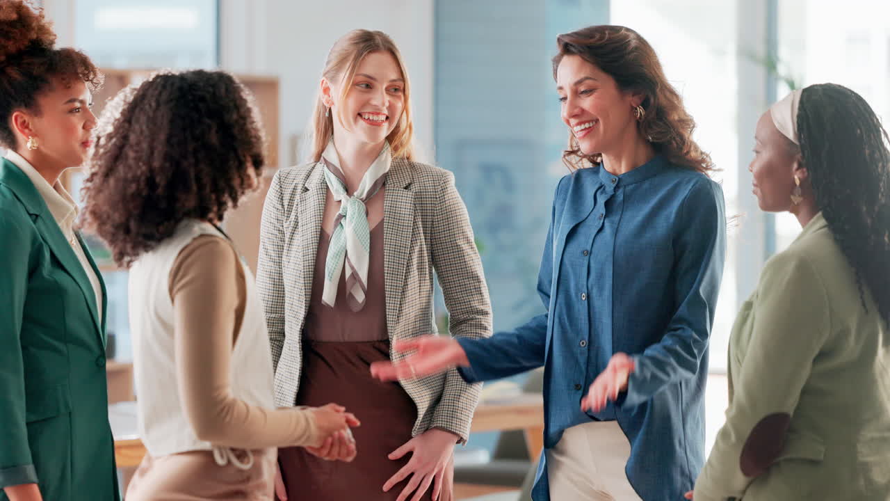 Donne d'affari felici e variegate che celebrano il successo