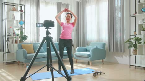 mujer haciendo ejercicios de fitness en casa