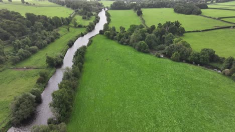 Luftaufnahme-Einer-Ländlichen-Landschaft-Mit-Fluss