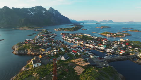 Maravillosa-Vista-Aérea-De-La-Ciudad-De-Henningsvaer-Durante-La-Puesta-De-Sol