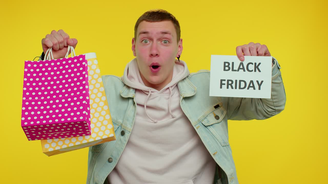 행복한 세련된 남자가 블랙 프라이데이 문장 배너 텍스트, 광고 할인, 낮은 가격을 보여줍니다.