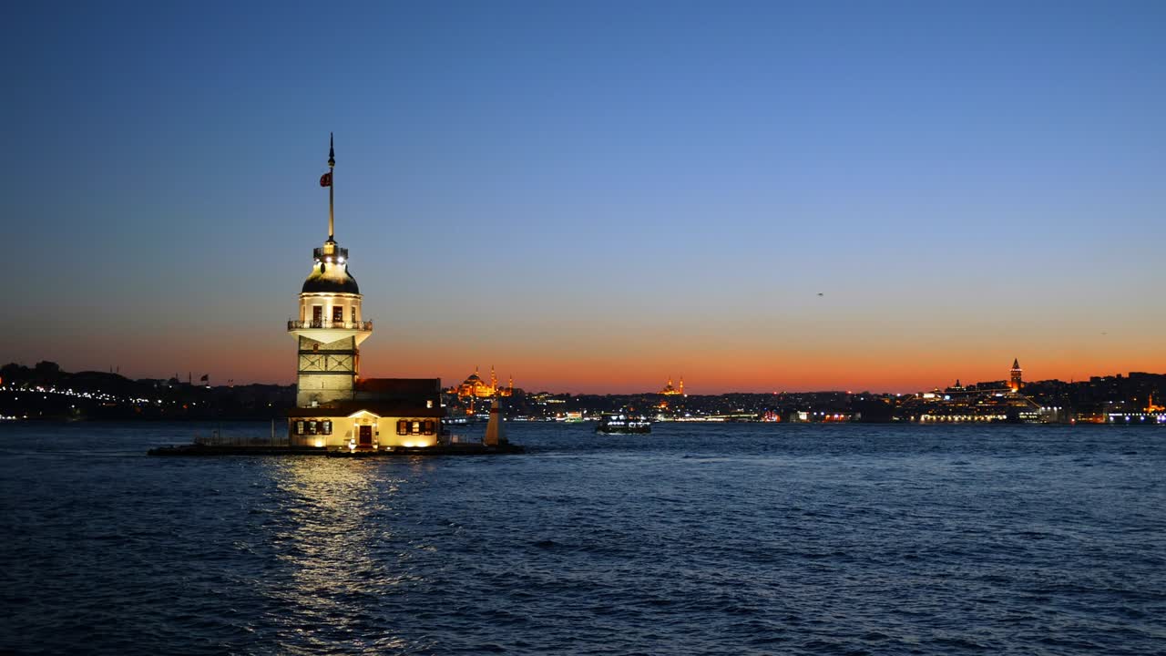 fotografía nocturna de la torre de la doncella en estambul, turquía (kiz kulesi - uskudar)