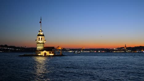 fotografía nocturna de la torre de la doncella en estambul, turquía (kiz kulesi - uskudar)