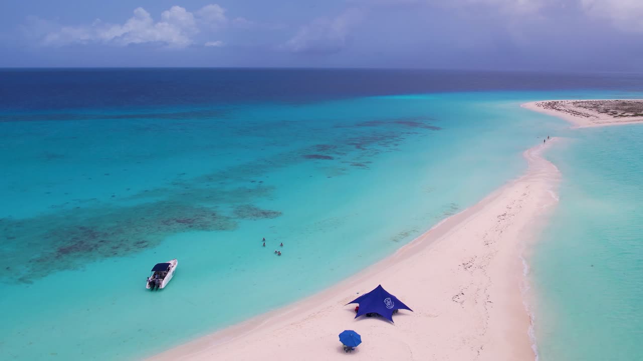 Sorvolo aereo di un banco di sabbia su un'isola tropicale con persone che fanno il bagno, Cayo de Agua, Los Roques.