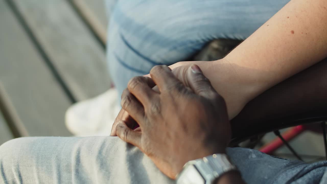 primer plano de la mano femenina tomando la mano masculina al aire libre