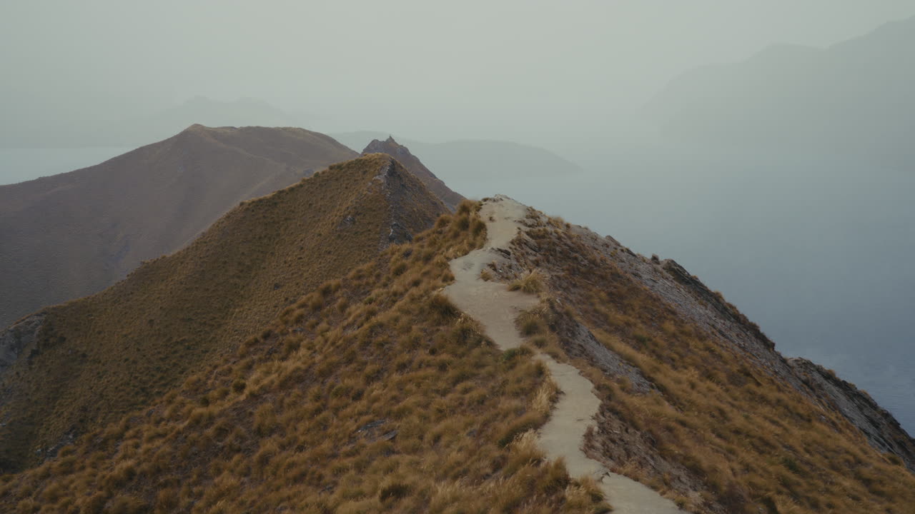 Sentiero di montagna con vista nebbiosa