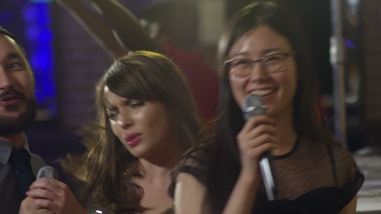 다민족 친구들이 함께 노래하고 있습니다.