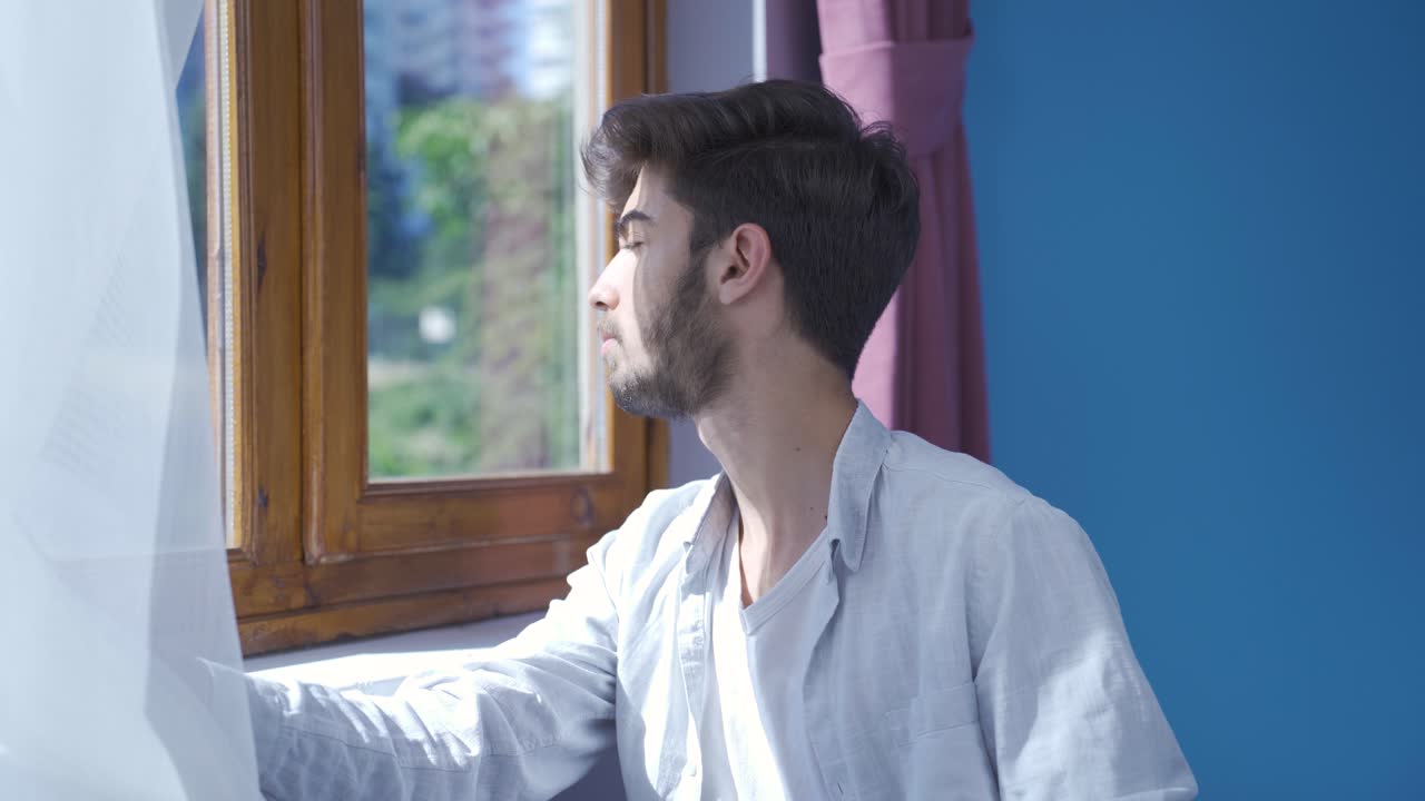 창밖을 바라보는 남자.