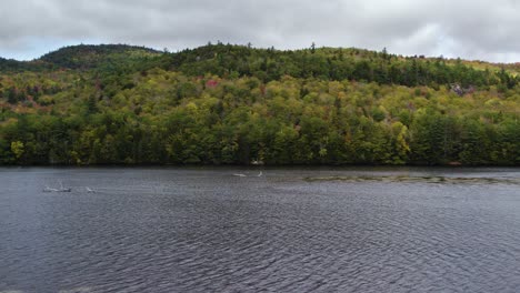 Drone-Volando-Bajo-Sobre-El-Agua-En-El-Río-Androscoggin,-New-Hampshire