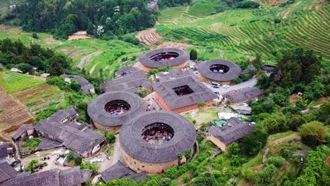 Langsam-Umlaufende-Luftaufnahme-Der-Berühmten-Tulou-Hakka-Häuser,-Die-Zum-UNESCO-Weltkulturerbe-Gehören