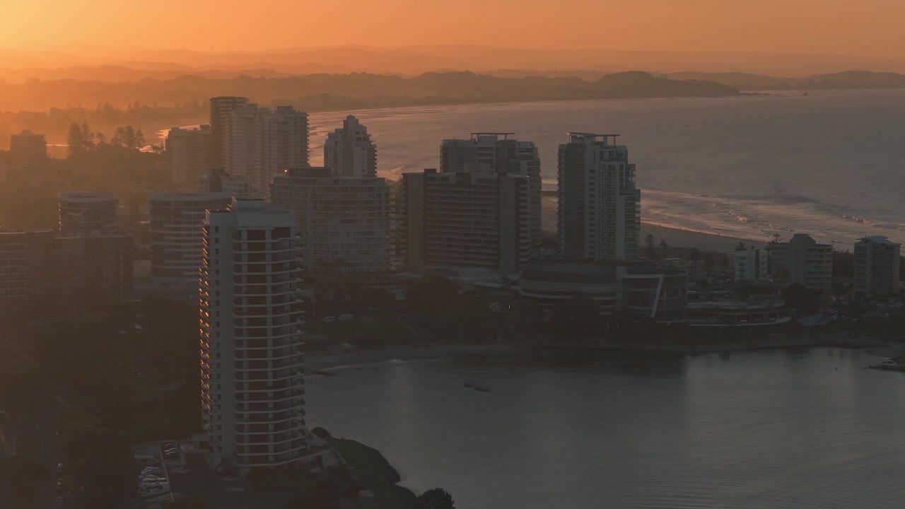 Paisagem urbana e Rio Tweed ao pôr do sol em Fingal Head, NSW, Austrália - Imagem aérea de drone