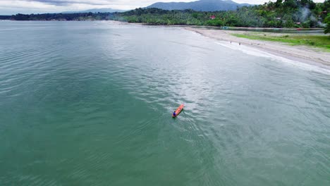 Hombre-En-Bote-Pequeño-Remando-Hacia-La-Orilla