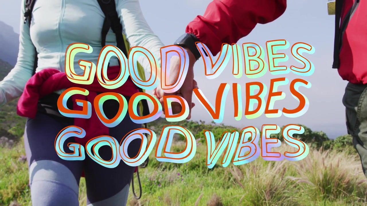 Wandelend stel loopt hand in hand op een heuvel, met een 'GOOD VIBES' overlay die over het stel verschijnt voor gezondheid.